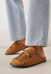 Jasnobrązowe Płaskie Klapki Mule Zdobione Frędzlami i Kokardką z Koralikami Petlame. Brązowe klapki Born2be, z aplikacjami, z jeansu, bez obcasa, na płaskiej podeszwie. Za 79.99 zł.