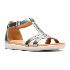 Skórzane sandały w kolorze srebrnym. Szare sandały Wojas, Clarks, bez wzorów, ze skóry, z otwartym noskiem, bez obcasa, bez zapięcia. W wyprzedaży za 199.95 zł.