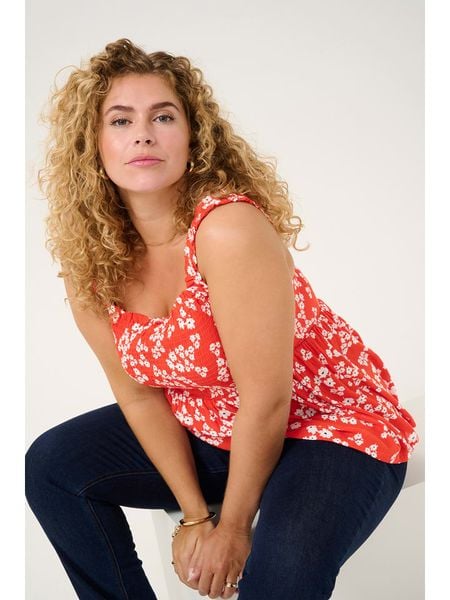 KAFFE curve Top w kolorze czerwonym rozmiar: 42. Czerwone topy KAFFE curve, s, bez wzorów, z wiskozy, bez kołnierzyka, bez ramiączek. Za 99.95 zł.