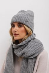 WEŁNIANA CZAPKA GILDA SZARA One size - Flawless. Szare czapki Flawless, bez wzorów, z kaszmiru. Za 195.50 zł.