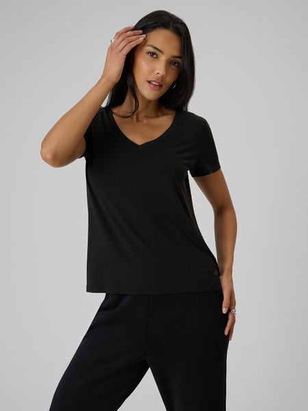 4F T-shirt regular z modalem damski - czarny M. Czarne t-shirty 4f, l, bez wzorów, z dzianiny, bez kołnierzyka, bez ramiączek. Za 79.99 zł.