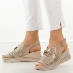 Złote skórzane sandały damskie na koturnie M.Daszyński 25144-4. Żółte sandały M.Daszyński, z aplikacjami, ze skóry, casualowe, bez obcasa, na koturnie, bez zapięcia. Za 219.00 zł.