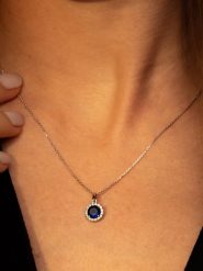 L instant d Or Złoty naszyjnik "Bleu merveilleux" z zawieszką - dł. 43 cm rozmiar: onesize. Szare naszyjniki L instant d Or, z cyrkonią, złote. Za 372.45 zł.