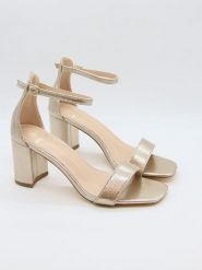 Belucci Sandały w kolorze złotym rozmiar: 41. Żółte sandały Belucci, bez wzorów, z otwartym noskiem, bez obcasa, na koturnie, bez zapięcia. Za 109.52 zł.