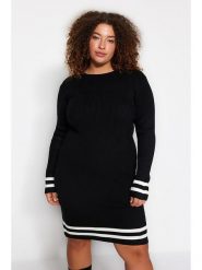 Trendyol Sukienka w kolorze czarnym rozmiar: 3XL. Czarne sukienki Trendyol, na co dzień, xl, bez wzorów, bez kołnierzyka, bez ramiączek, mini, proste. Za 52.99 zł.