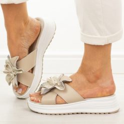 Beżowe skórzane klapki damskie Cambell 40355. Brązowe klapki Cambell, z aplikacjami, z jeansu, bez obcasa, na koturnie. Za 199.00 zł.