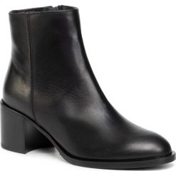 Botki SOLO FEMME - 24716-03-883/000-52-00 Czarny. Czarne botki Solo Femme, bez wzorów, z materiału, bez obcasa, na obcasie, bez zapięcia. Za 429.00 zł.