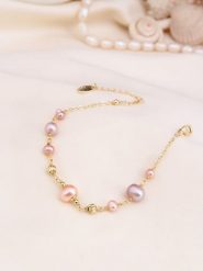 L'Atelier de Gaia Pozłacana bransoletka z perłami rozmiar: onesize. Różowe bransoletki L'Atelier de Gaia, z perłą, pozłacane. Za 104.64 zł.