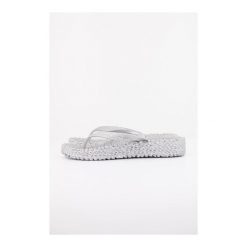 Sandały ILSE JACOBSEN CHEERFUL13 CHANCLA Srebrny. Szare sandały Ilse Jacobsen, bez wzorów, z gumy, bez obcasa, bez zapięcia. Za 152.99 zł.