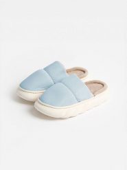 Admas Kapcie w kolorze błękitnym rozmiar: 38-39. Niebieskie obuwie domowe Admas, bez wzorów, z materiału, bez zapięcia. Za 82.99 zł.