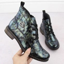 Botki damskie lakierowane kroko zielone Rieker 71205-90. Zielone botki Rieker, bez wzorów, z lakierowanej skóry, bez obcasa, bez zapięcia. Za 349.00 zł.