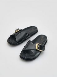 Klapki z klamrą - czarny. Czarne klapki Reserved, bez wzorów, z materiału, bez obcasa. Za 119.99 zł.