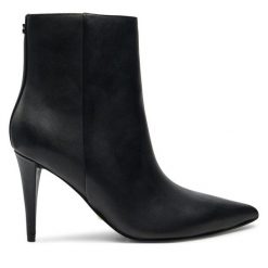 Botki Guess. Czarne botki Guess, z aplikacjami, bez obcasa, na szpilce, bez zapięcia. Za 999.99 zł.