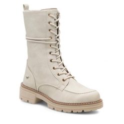 Trzewiki Mustang. Białe botki Mustang, bez wzorów, bez obcasa, na płaskiej podeszwie, bez zapięcia. Za 399.99 zł.