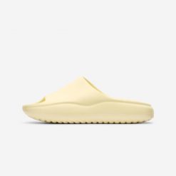 Klapki unisex Slide. Żółte klapki DECATHLON, bez wzorów, z materiału, bez obcasa. Za 119.99 zł.
