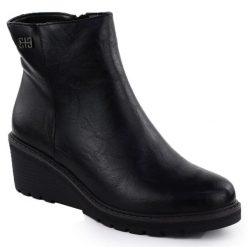Botki damskie na koturnie czarne Jezzi RMR2510-2. Czarne botki Jezzi, bez wzorów, ze skóry ekologicznej, bez obcasa, na koturnie, bez zapięcia. Za 179.99 zł.