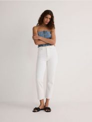 Jeansy mom fit - biały. Białe jeansy Reserved, bez wzorów. W wyprzedaży za 79.99 zł.