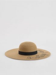 Pleciony kapelusz z napisami - kremowy. Białe kapelusze Reserved, bez wzorów. Za 99.99 zł.