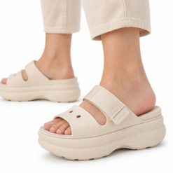 Sandały klapki damskie platformy Crocs SOHO TWO STRAP SANDAL. Brązowe klapki Crocs, bez wzorów, z jeansu, bez obcasa, na platformie. Za 239.00 zł.