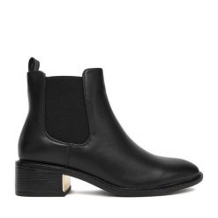 Botki DeeZee. Czarne botki DeeZee, bez wzorów, bez obcasa, na płaskiej podeszwie, bez zapięcia. Za 199.99 zł.