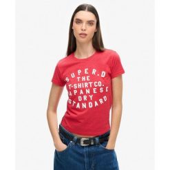 Dopasowany t-shirt z nadrukiem w reliefie. Brązowe koszulki sportowe Superdry, bez wzorów, bez ramiączek. W wyprzedaży za 132.45 zł.