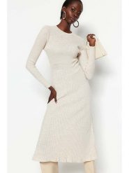 Trendyol Sukienka w kolorze kremowym rozmiar: L. Brązowe sukienki Trendyol, na co dzień, l, bez wzorów, prążkowane, bez kołnierzyka, bez ramiączek, midi, proste. Za 90.45 zł.