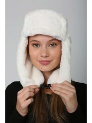 Lucky Bees Czapka w kolorze białym rozmiar: onesize. Białe czapki Lucky Bees, bez wzorów, z futra. Za 108.49 zł.