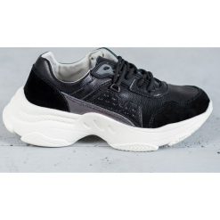 Vinceza czarne Sznurowane Obuwie Sportowe. Czarne trampki VINCEZA, bez wzorów, ze skóry, bez zapięcia. W wyprzedaży za 179.00 zł.