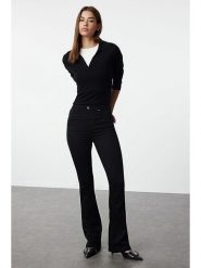 Trendyol Dżinsy - Flare fit - w kolorze czarnym rozmiar: 38. Czarne jeansy Trendyol, bez wzorów, z podwyższonym stanem. Za 100.99 zł.