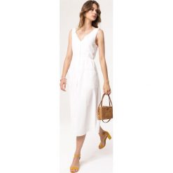 Biała Sukienka Close In. Białe sukienki Born2be, na co dzień, l, bez wzorów, z bawełny, bez kołnierzyka, bez ramiączek, maxi, proste. Za 59.99 zł.