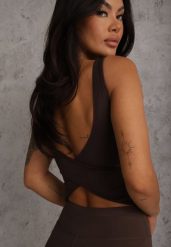 Brązowy Top Sportowy z Dekoltem i Skrzyżowanymi Paskami na Plecach Helynore. Brązowe koszulki sportowe Renee, bez wzorów, bez ramiączek, do biegania. Za 69.99 zł.