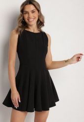 Czarna Rozkloszowana Sukienka Ozdobiona Przeszyciami Evinini. Czarne sukienki Born2be, m, bez wzorów, eleganckie, bez kołnierzyka, bez ramiączek, mini, rozkloszowane. Za 69.99 zł.