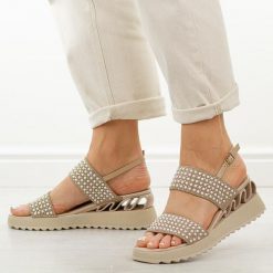 Beżowe skórzane sandały damskie na koturnie DiA 3067. Brązowe sandały DiA, bez wzorów, ze skóry, casualowe, bez obcasa, na koturnie, bez zapięcia. Za 399.00 zł.