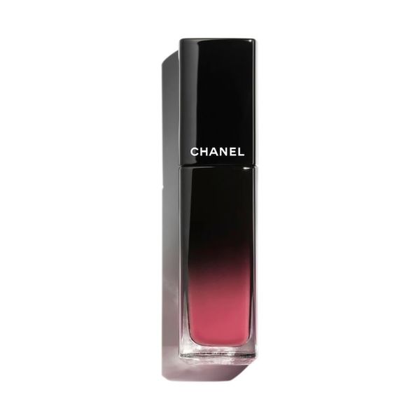 CHANEL ROUGE NOIR CHANEL ROUGE ALLURE LAQUE ULTRATRWAŁA BŁYSZCZĄCA PŁYNNA POMADKA DO UST Szminki 5,5 ml 64 - EXIGENCE. Pomadki Chanel. Za 192.00 zł.