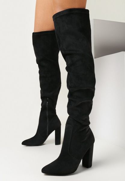 Czarne Kozaki za Kolano na Słupku z Noskiem w Szpic Glamer. Czarne kozaki Born2be, za kolano, bez obcasa, na obcasie, bez zapięcia. Za 159.99 zł.