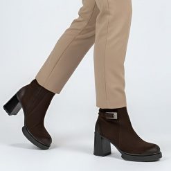 Botki damskie Armodo, ze skóry zamszowej na słupku z okrągłym noskiem i zapinane na suwak, czekolada, 60569-W. Brązowe botki Armodo, bez wzorów, ze skóry, z okrągłym noskiem, bez obcasa, na obcasie, bez zapięcia. Za 429.00 zł.