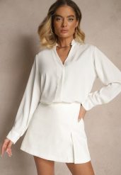 Biała Bluzka z Dekoltem w Kształcie Litery V Zdobionym Falbanką Davissia. Białe bluzki Renee, z aplikacjami, z jeansu, eleganckie, bez kołnierzyka, bez ramiączek. W wyprzedaży za 45.49 zł.