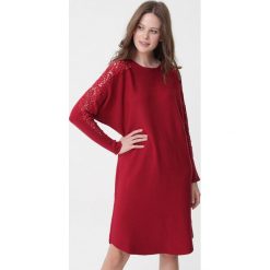 Bordowa Sukienka Selah. Czerwone sukienki Born2be, na jesień, l, bez wzorów, z dzianiny, bez kołnierzyka, bez ramiączek, mini, oversize. Za 99.99 zł.