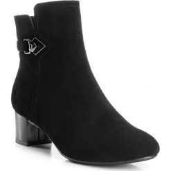 Buty damskie. Czarne botki Wittchen, bez wzorów, ze skóry, bez obcasa, bez zapięcia. W wyprzedaży za 299.90 zł.