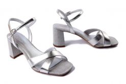 TAMARIS 1-28320-44 957 platinum, sandały damskie. Szare sandały Tamaris, bez wzorów, z gumy, bez obcasa, bez zapięcia. Za 224.93 zł.