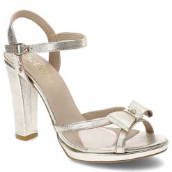 Złote Sandały Chebello Eleganckie Buty Ze Skóry. Żółte sandały CheBello, bez wzorów, ze skóry, eleganckie, bez obcasa, na obcasie, bez zapięcia. Za 359.99 zł.