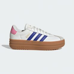 Kapcie ADIDAS VL COURT BOLD Biały. Białe obuwie domowe Adidas, bez wzorów, bez zapięcia. W wyprzedaży za 237.32 zł.