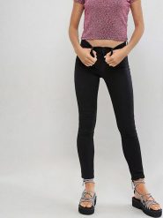 Monki Dżinsy - Slim fit - w kolorze czarnym rozmiar: W28. Czarne jeansy Monki, bez wzorów, z podwyższonym stanem. Za 52.79 zł.