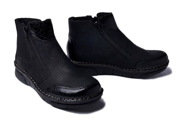 RIEKER 73355-00 black, botki damskie. Czarne botki Rieker, na zimę, bez wzorów, z polaru, bez obcasa, bez zapięcia. Za 349.90 zł.