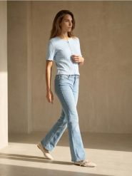Jeansy flare low waist z efektem sprania - niebieski. Niebieskie jeansy Sinsay, bez wzorów. Za 49.99 zł.