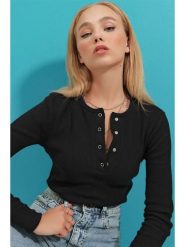 Trend Alaçatı Stili Koszulka w kolorze czarnym rozmiar: M. Czarne bluzki Trend Alaçatı Stili, m, bez wzorów, bez kołnierzyka, bez ramiączek. Za 56.99 zł.