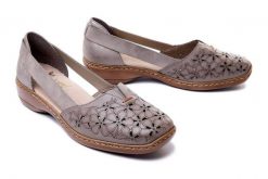 RIEKER 41356-64 beige, półbuty/sandały damskie. Brązowe sandały Rieker, w ażurowe wzory, z gumy, bez obcasa, na koturnie, bez zapięcia. Za 299.90 zł.