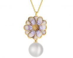Naszyjnik z mosiądzu pozłacany z detalami z masy żywicznej i perłą - kwiat. Naszyjniki Artelioni, z perłą, pozłacane. Za 179.00 zł.