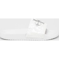 Calvin Klein Jeans - Klapki. Białe klapki Calvin Klein Jeans, bez wzorów, z jeansu, bez obcasa, na obcasie. W wyprzedaży za 219.90 zł.