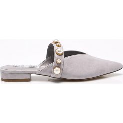Steve Madden - Klapki. Szare klapki Steve Madden, bez wzorów, z materiału, bez obcasa, na płaskiej podeszwie. W wyprzedaży za 219.90 zł.